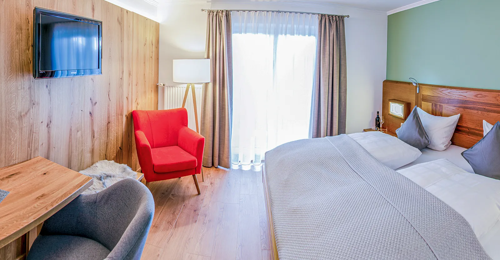 Lichtdurchflutetes Doppelzimmer mit natürlichem Design und Ausblick ins Grüne – Ruhe und Erholung im Bayerischen Wald