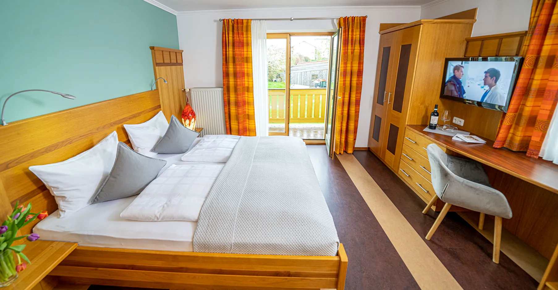 Doppelzimmer im Glashotel Zwiesel mit Holzboden, Sitzecke und Blick in den Bayerischen Wald