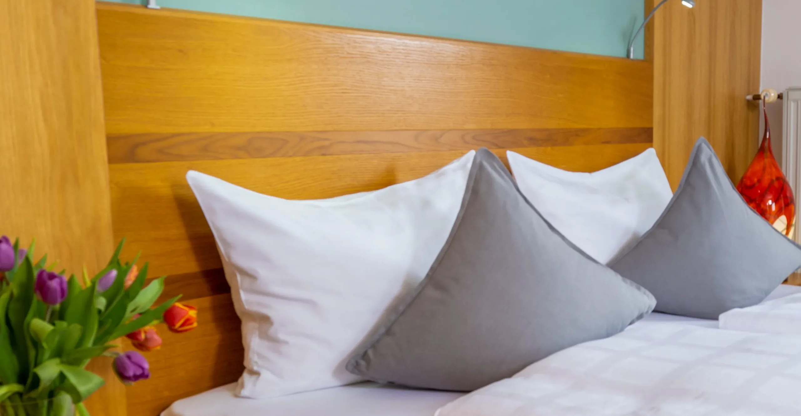 Doppelzimmer im Glashotel Zwiesel mit Holzboden, Sitzecke und Blick in den Bayerischen Wald