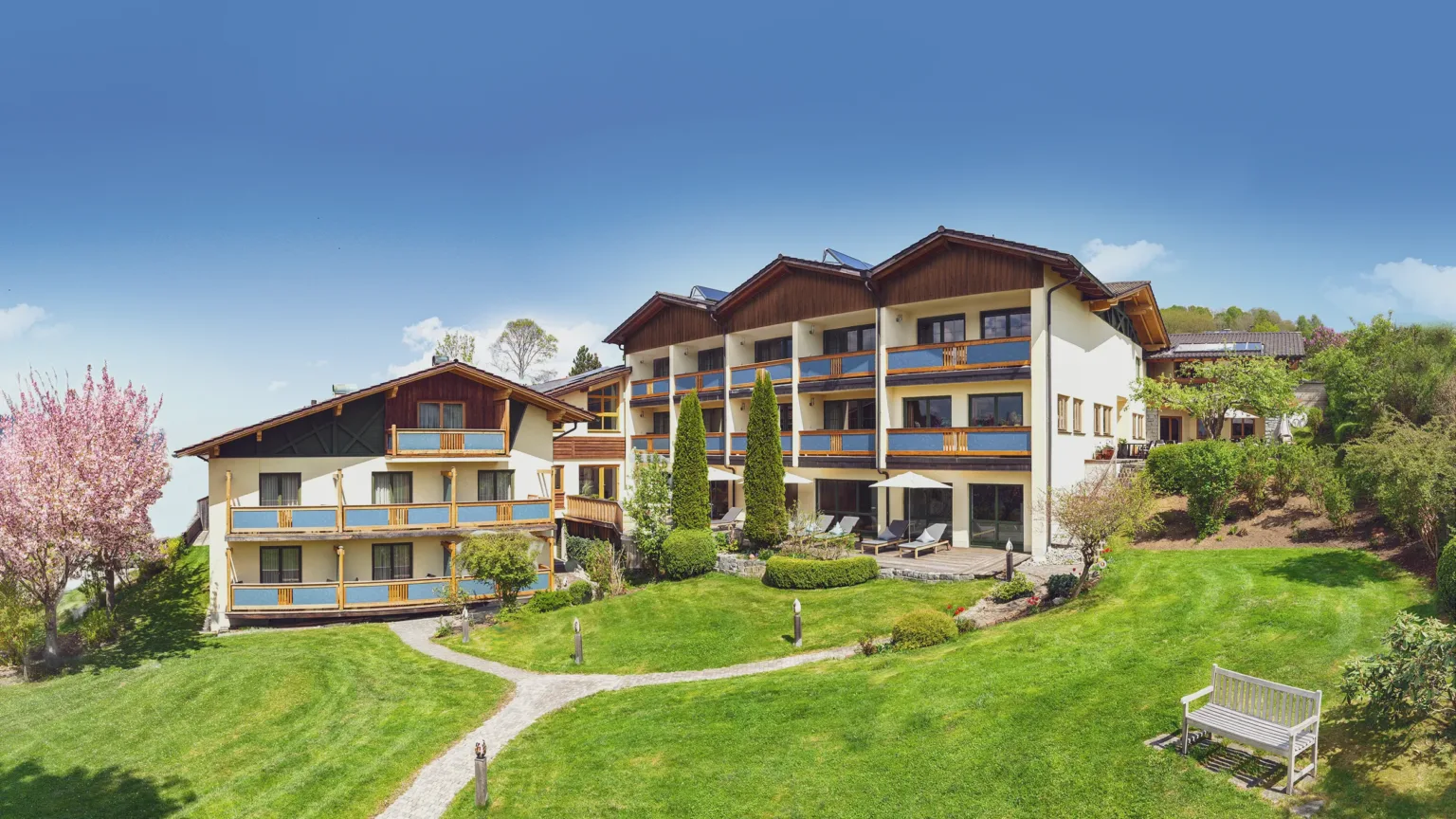 Hotel Aussenansicht Sommer Terrasse
